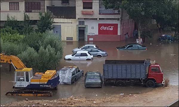 مشهد من معاناة المواطنين بأحد الأحياء بالبساتين (خاص)