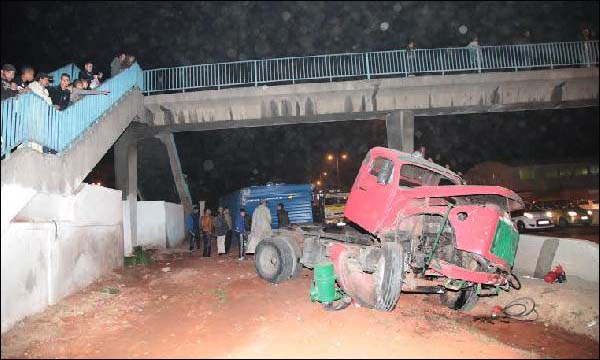 4 جرحى في اصطدام شاحنة بسقف قنطرة بالبيضاء