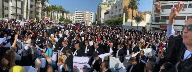 آلاف المحامين يحتجون أمام وزارة العدل: "لا قانون لمهنة المحاماة يرى النور دون توافق"