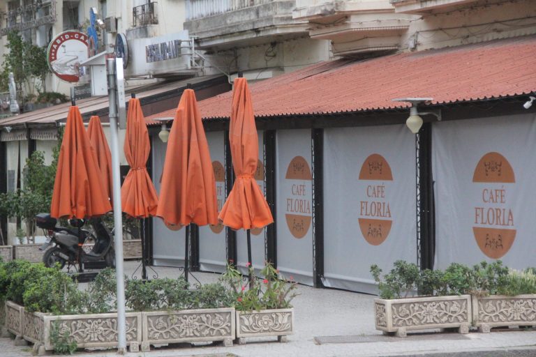 أسئلة حول مصير الوضعية الاجتماعية لأسر عمال المقاهي والمطاعم المغلقة