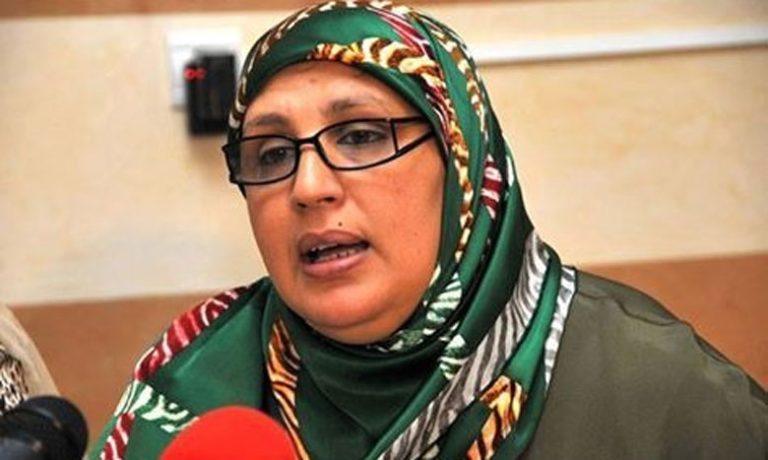 أساتذة جامعيون وبرلمانيون وأطباء ومحامون يناقشون "تحديات الانتقال الرقمي وموقع الأسرة"