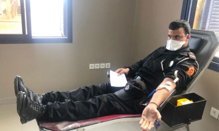 أسرة الأمن بمراكش ينخرطون في حملة تضامنية للتبرع بالدم في ظل أزمة كورونا
