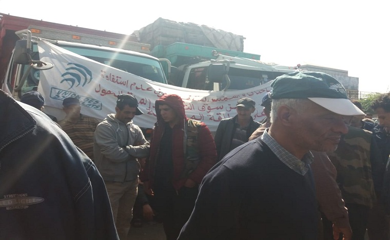 أصحاب الشاحنات يواصلون إضرابهم أمام سوق الجملة للخضر بالدارالبيضاء