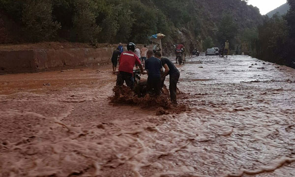 أمطار رعدية تغرق الشوارع والأحياء في عز فصل الصيف بمراكش