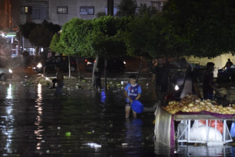 أمطار "صيفية" قوية تعيق السير وتتسبب في خسائر مادية بفاس