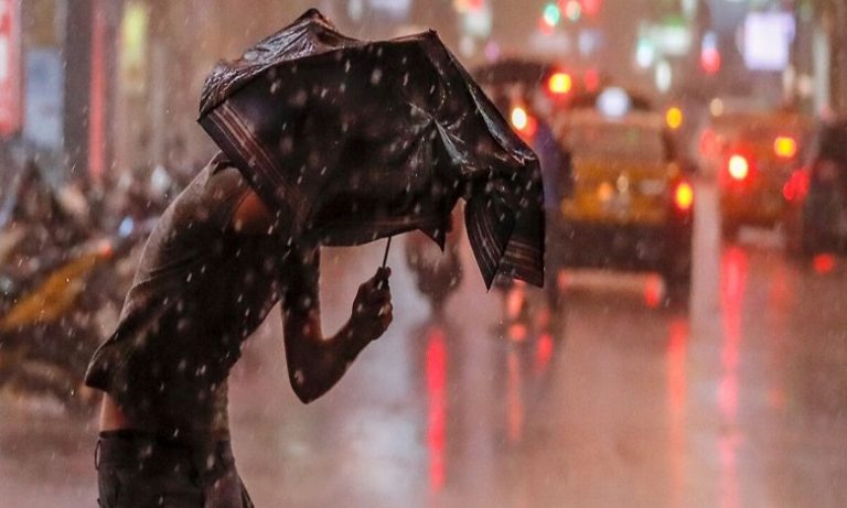 أمطار قوية وتساقطات ثلجية بعدد من الأقاليم