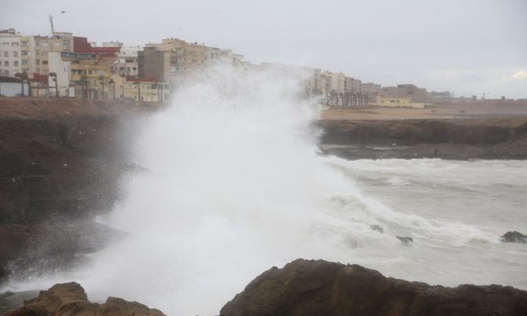 أمواج عاتية على السواحل الأطلسية ما بين أصيلة وطرفاية