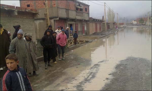 أولى الأمطار تعمق معاناة سكان تونفيت ونواحيها أولى الأمطار تعمق معاناة سكان تونفيت ونواحيها