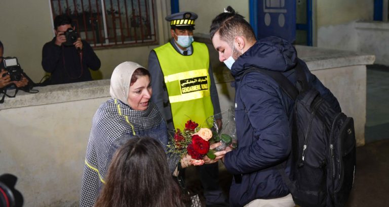 إخراج 35 طالبا كانوا عالقين في مدينة سومي بأوكرانيا