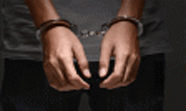 إيقاف شخص من ذوي السوابق القضائية احتجز رفقة أفراد عائلته مفتش شرطة