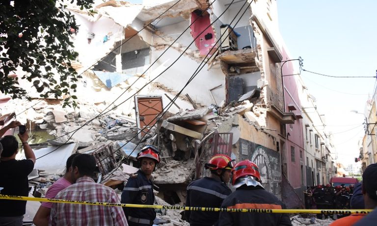 استعمال الكلاب المدربة في انقاذ ضحية انهيار منزل آيل للسقوط بالبيضاء