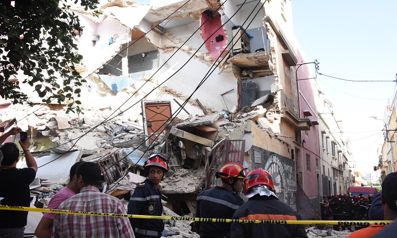 استعمال الكلاب المدربة في انقاذ ضحية انهيار منزل آيل للسقوط بالبيضاء