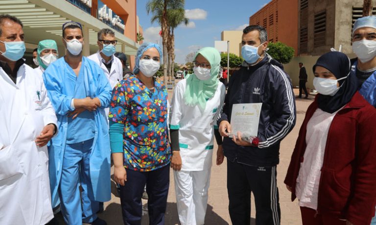 الأطر الطبية والتمريضية بمستشفى الرازي بمراكش تحتفل بشفاء حالتين من فيروس كورونا
