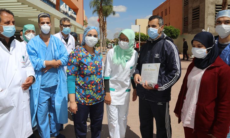 الأطر الطبية والتمريضية بمستشفى الرازي بمراكش تحتفل بشفاء حالتين من فيروس كورونا