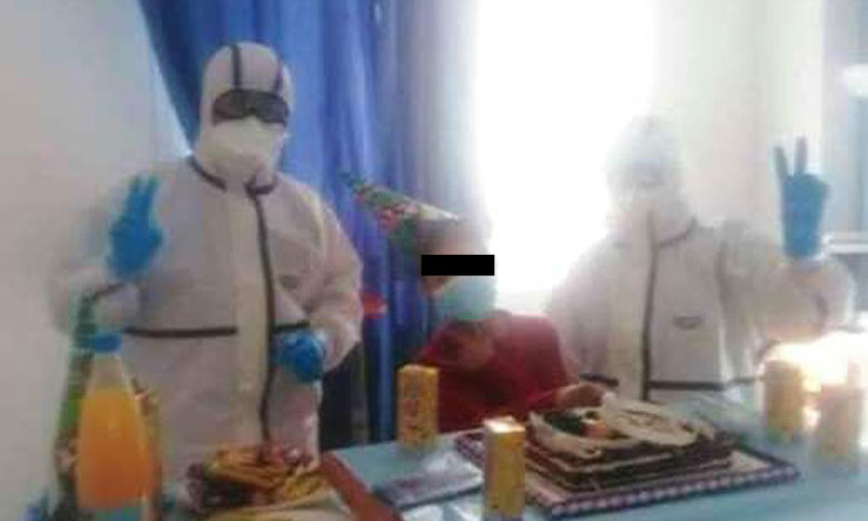 الاحتفال بعيد ميلاد طفل بغرفة العزل الصحي بمستشفى الجديدة