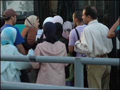 الاستغناء عن القابض بحافلات البيضاء يطرح مشاكل للسائقين والركاب تقنية الأداء الجديدة خلقت اكتظاظ أمام الباب الأمامي للحافلة (سوري)