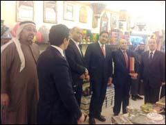 التراث المغربي يتحدى معيقات السوق ويفرض منتجاته بالكويت ميلودي عوف إلى جانب وزير الصناعة التقليدية السابق  (خاص)