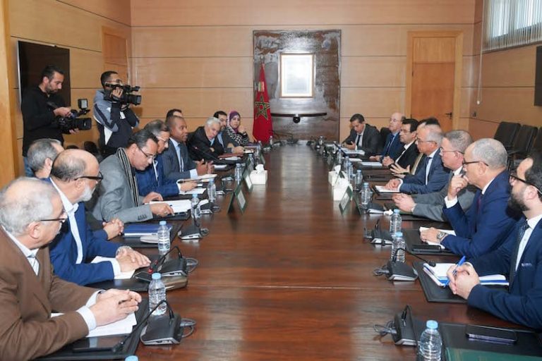 الحكومة تلغي نظام التعاقد وتعدل بنود النظام الأساسي استجابة لمطالب النقابات التعليمية