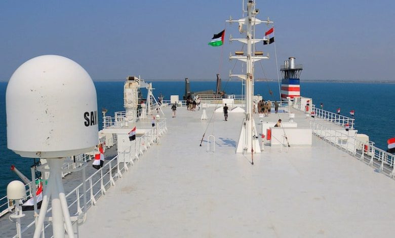 جماعة الحوثي تفرج عن طاقم سفينة الحوثيون يستهدفون ناقلة نفط في خليج عدن