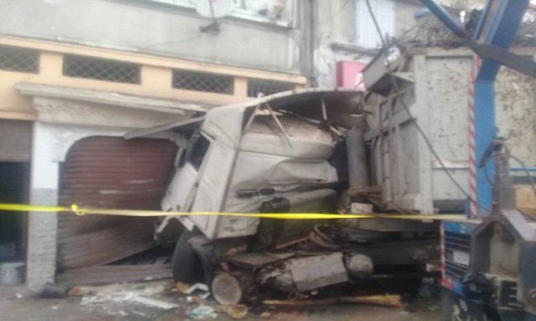 الدار البيضاء: إصابة سائق شاحنة بجروح في حادث اصطدام بمحل تجاري
