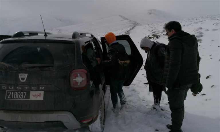 السلطات تنقذ تسعة أشخاص كانوا محاصرين وسط ثلوج كثيفة بجبال إملشيل