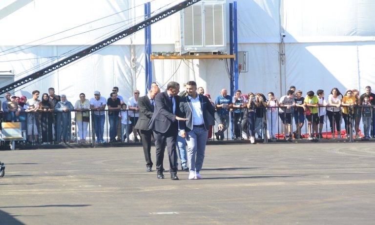 الشرطة تحتفي بمواطن يوم عيد ميلاده بعملية استعراضية ضخمة بطنجة