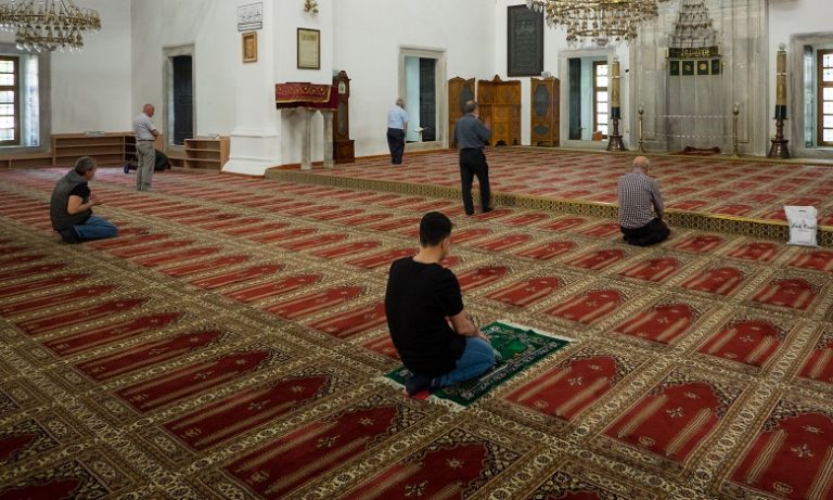 الطيب حمضي: على المصلين التقيد بالتدابير الصحية عند أداء صلاة الجمعة حتى لا تتحول المساجد إلى مصدر لتفشي كورونا