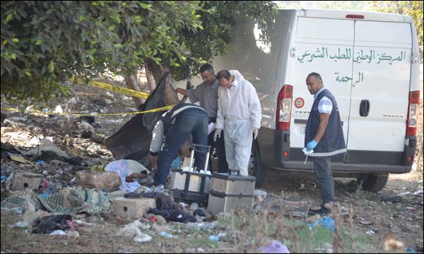 تحديد هوية الشابة المقتولة بالبيضاء والتحريات متواصلة لإيقاف الجاني الشرطة العلمية المغربية في مسرح الجريمة