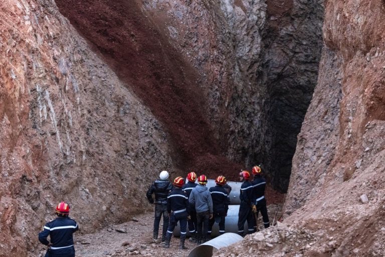 الفرق المكلفة بعملية الإنقاذ على بعد مترين من مكان وجود الطفل ريان وعملية الحفر متواصلة