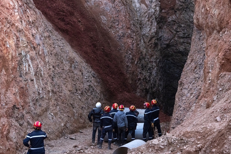 الفرق المكلفة بعملية الإنقاذ على بعد مترين من مكان وجود الطفل ريان وعملية الحفر متواصلة