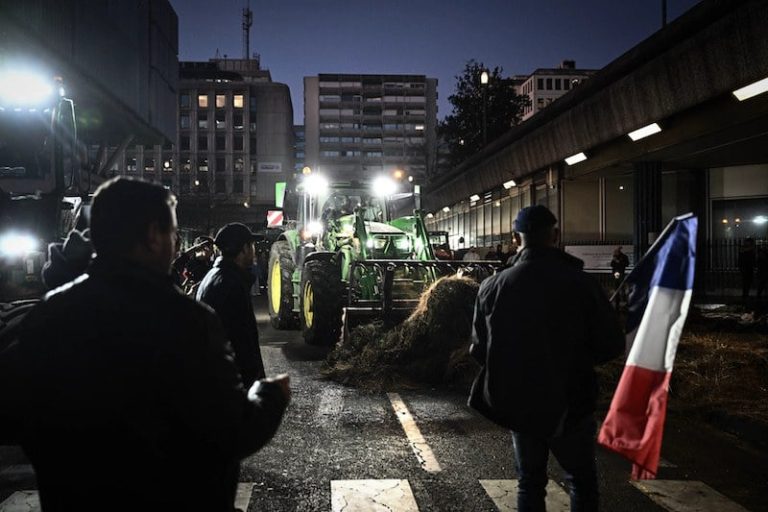 الفلاحون يهددون بمحاصرة باريس .. وأجهزة الاستخبارات الفرنسية تحذر الحكومة