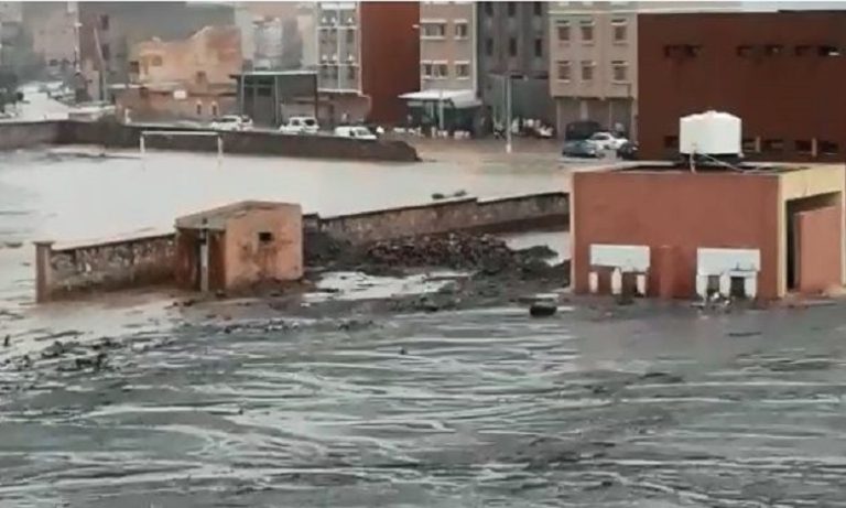 الفيضانات تغمر ثانوية في تارودانت وانهيار جزء من سورها