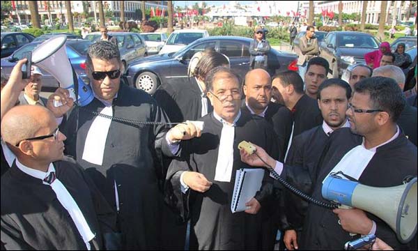 المحامون يحتجون على مشاريع قوانين وزارة العدل بنزع الياقة البيضاء محامون مغاربة في وقفة احتجاجية ضد مشاريع قوانين الوزارة