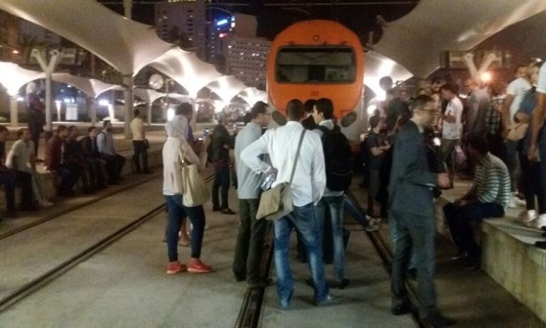 المسافرون يوقفون قطارات "محطة الميناء" احتجاجا على تأخرها لأكثر من 3 ساعات