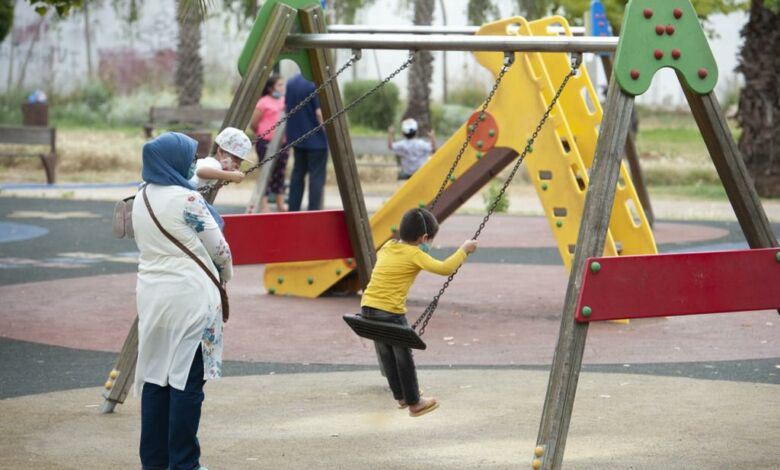 النساء يخصصن 5 أضعاف الوقت الذي يخصصه الرجال لرعاية الأطفال