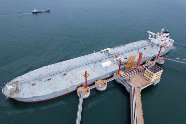 النفط يغلق على أعلى مستوى منذ شهرين