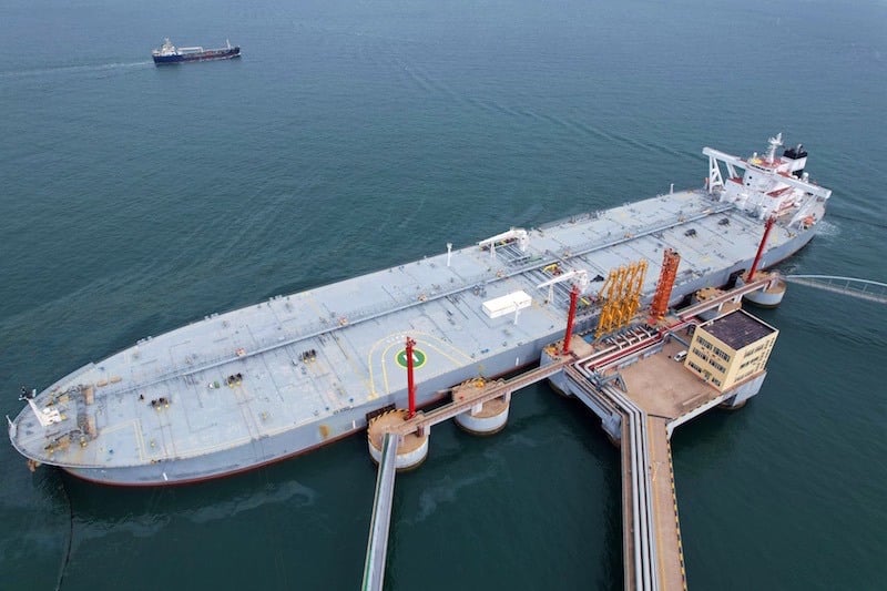 النفط يغلق على أعلى مستوى منذ شهرين