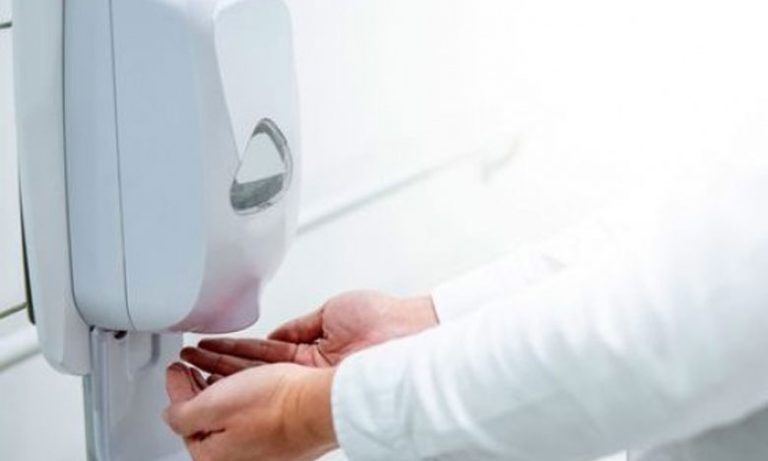 اليوسفية: مخترع شاب يطور موزعا آليا لسائل التعقيم للتصدي لكوفيد-19