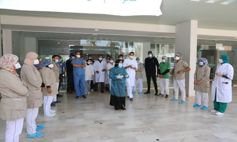 امرأة مسنة تغادر مستشفى الرازي بمراكش بعد شفائها من فيروس "كوفيد 19" ليرتفع عدد المتعافين بالجهة إلى 20 حالة