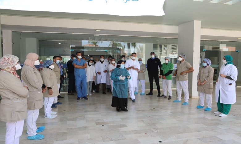 امرأة مسنة تغادر مستشفى الرازي بمراكش بعد شفائها من فيروس "كوفيد 19" ليرتفع عدد المتعافين بالجهة إلى 20 حالة