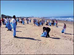 انطلاق المرحلة الثالثة من قافلة النظافة بشواطئ البيضاء انطلاق المرحلة الثالثة من قافلة النظافة بشواطئ البيضاء