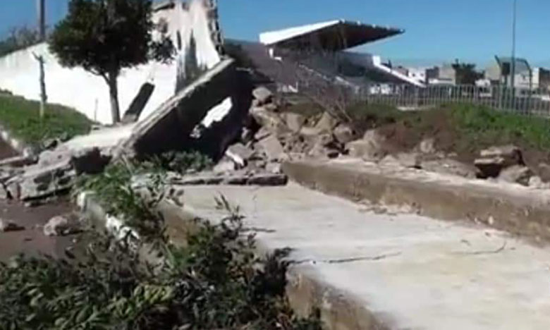 انهيار جزء من سور ملعب "18 نونبر" بالخميسات بسبب الأمطار