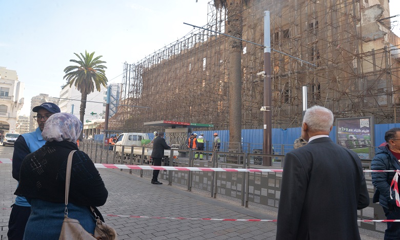 انهيار جزء من واجهة فندق لينكولن بالدار البيضاء يعطل حركة سير الترامواي