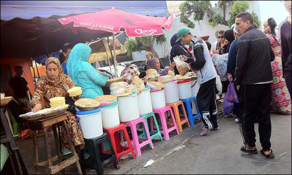 بعض البائعات خلال عرضهن للمنتوجات (أيس بريس)