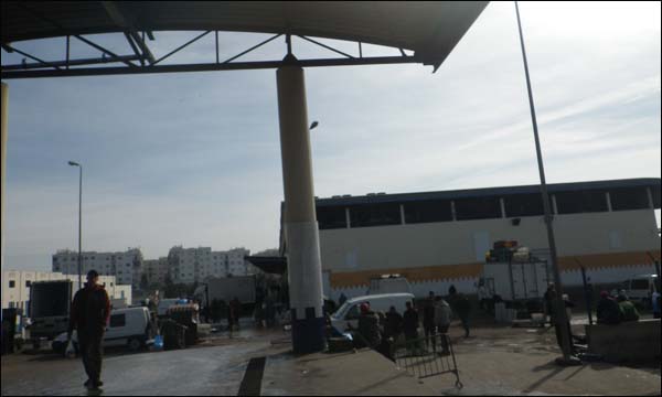 باعة السمك بالجملة يحتجون أمام سوق السمك بالبيضاء