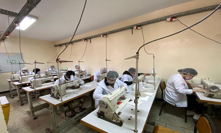 بانخراط 100 نزيل ونزيلة..مندوبية السجون تطلق مشروعا لتصنيع وانتاج أزيد من 20 ألف كمامة واقية يوميا