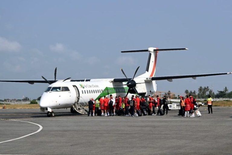 بعثة منتخب "الأسود" تشد الرحال إلى المغرب