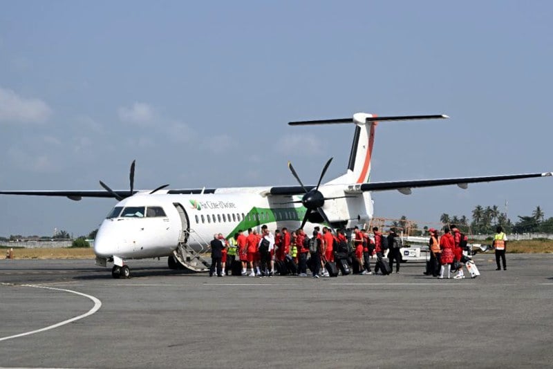 بعثة منتخب "الأسود" تشد الرحال إلى المغرب