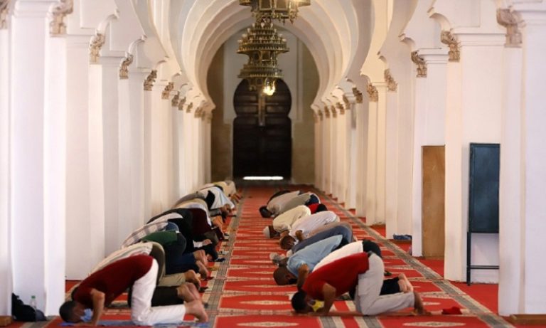 بعد أزيد من 6 أشهر من الإغلاق..إعادة فتح 61 مسجدا إضافيا في وجه المصلين بعمالة مراكش