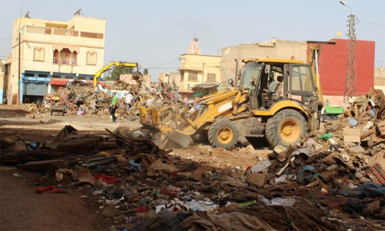 بني ملال: إزالة أقدم سوق عشوائي "الغديرة الحمراء" وترحيل الباعة الجائلين إلى سوق جديد